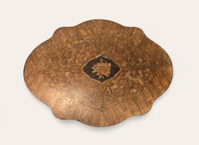 Paire de guéridons en placage de bois de...