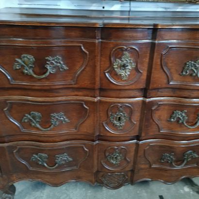 Commode à façade galbée en 