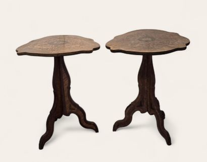 Paire de guéridons en placage de bois de...