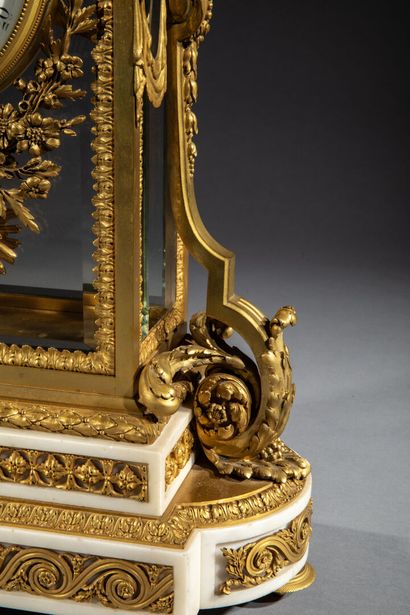Importante pendule ou horloge cage en bronze...