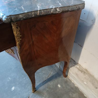 Commode sauteuse galbée toute face en placage...