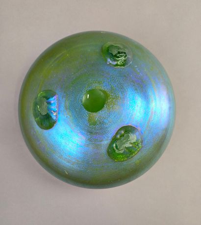 Johann LOETZ (1836-1947)
Coupe en verre irisé....