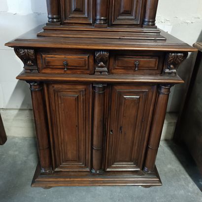 Joli meuble en cabinet à retrait en noyer...