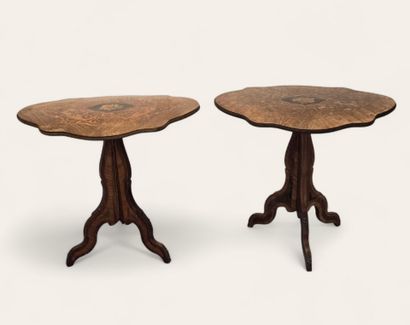 Paire de guéridons en placage de bois de...