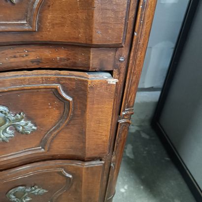 Commode à façade galbée en 