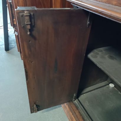 Joli meuble en cabinet à retrait en noyer...