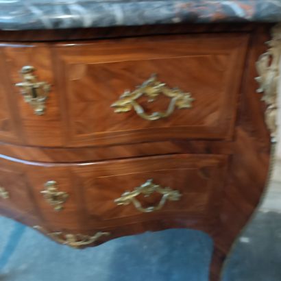 Commode sauteuse galbée toute face en placage...