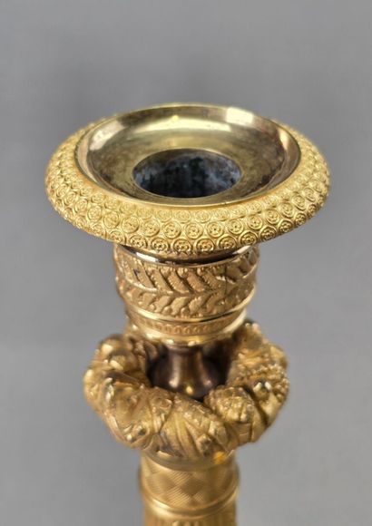 Paire de bougeoirs en bronze doré et ciselé...