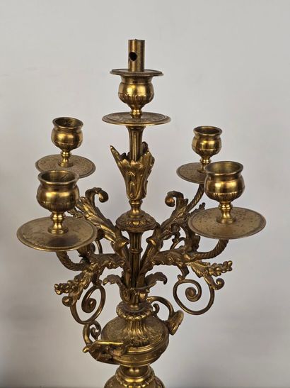 Garniture de cheminée en bronze doré et ciselé.
Comprend...