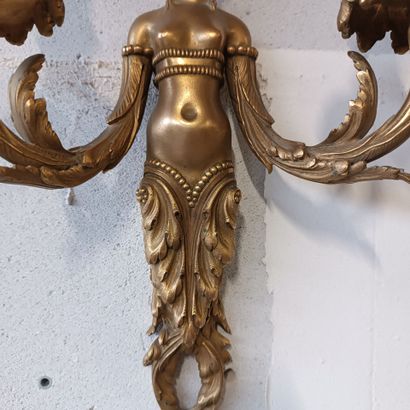 Paire d'appliques en bronze doré et ciselé...