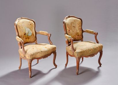 Paire de fauteuils cabriolets en bois naturel...