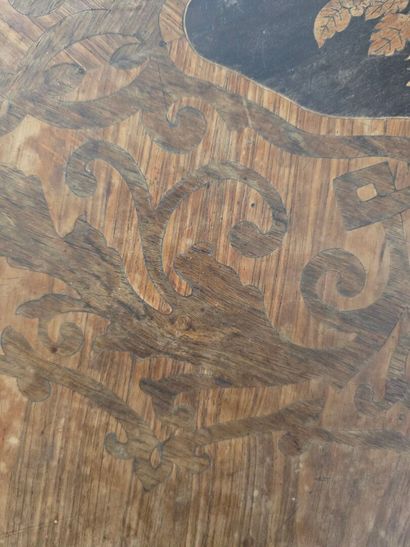 Paire de guéridons en placage de bois de...