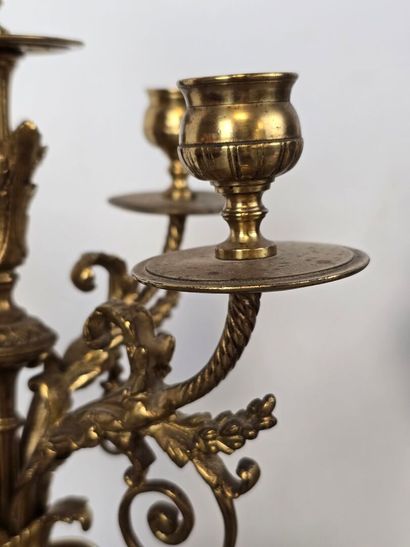 Garniture de cheminée en bronze doré et ciselé.
Comprend...