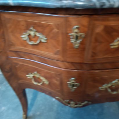 Commode sauteuse galbée toute face en placage...