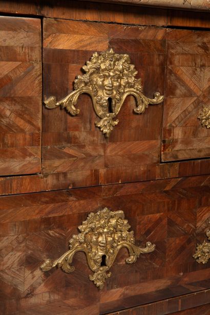 Commode en bois de placage et amourette ouvrant...