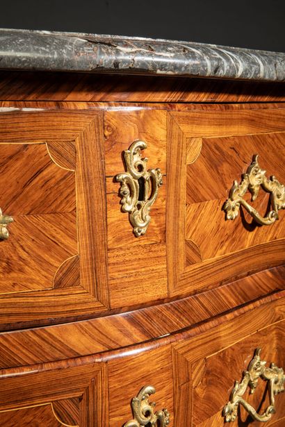 Commode sauteuse galbée toute face en placage...