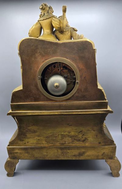 Pendule ou horloge romantique en bronze doré...