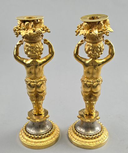 Paire de bougeoirs en bronze doré.
Décor...