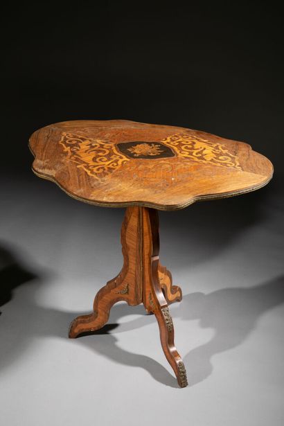 Paire de guéridons en placage de bois de...