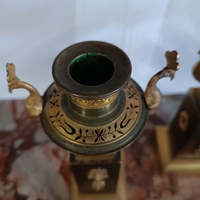 Paire de cassolettes formant brûle-parfum...