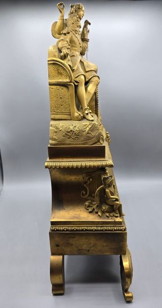 Pendule ou horloge romantique en bronze doré...
