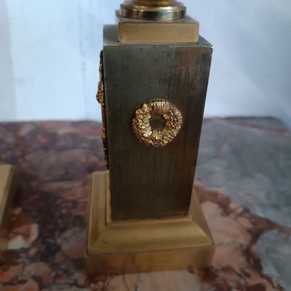 Paire de cassolettes formant brûle-parfum...