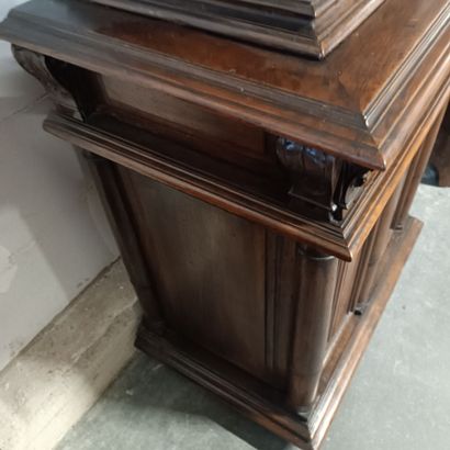 Joli meuble en cabinet à retrait en noyer...
