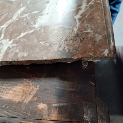 Commode en bois de placage et amourette ouvrant...