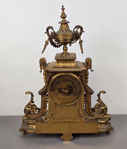 Garniture de cheminée en bronze doré et ciselé.
Comprend...