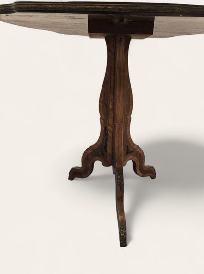 Paire de guéridons en placage de bois de...