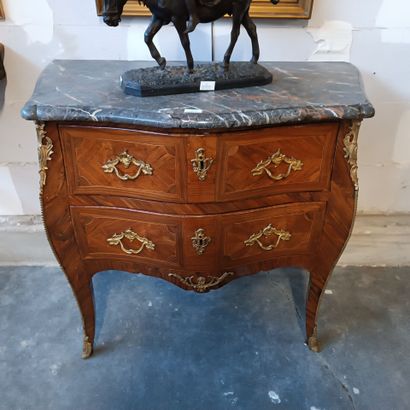 Commode sauteuse galbée toute face en placage...