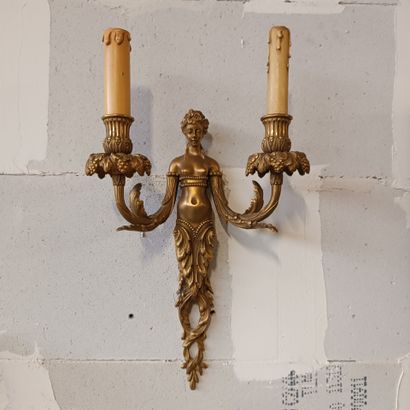 Paire d'appliques en bronze doré et ciselé...