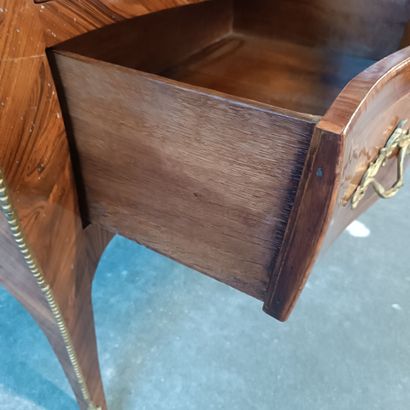 Commode sauteuse galbée toute face en placage...