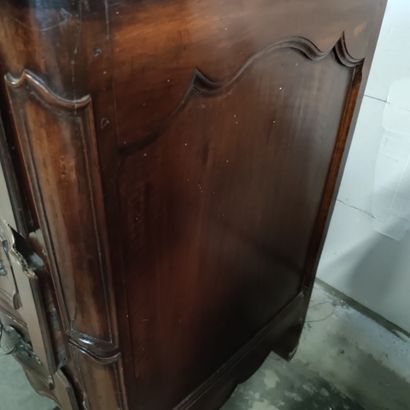 Commode à façade galbée en 