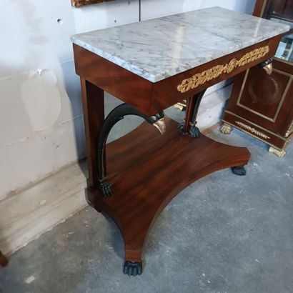 Console d'entre-deux en acajou et placage...
