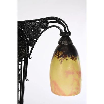 Lampe de bureau ou à poser à 2 lumières.
Monture...