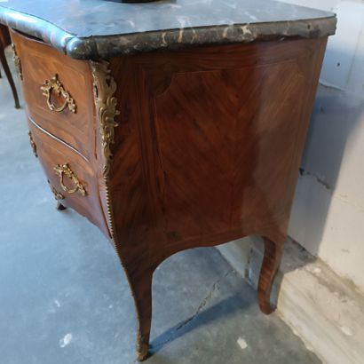Commode sauteuse galbée toute face en placage...