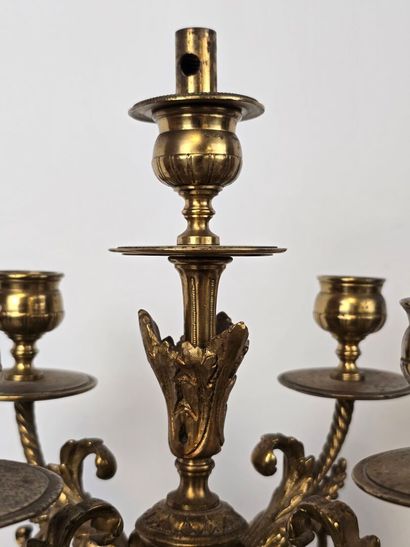 Garniture de cheminée en bronze doré et ciselé.
Comprend...
