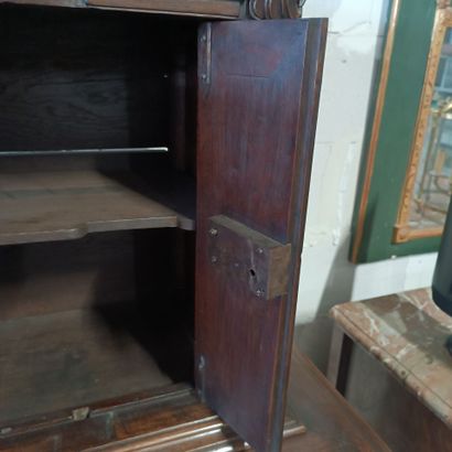 Joli meuble en cabinet à retrait en noyer...