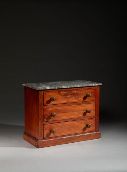 Petite commode dite de maitrise en bois teinté.
Ouvre...