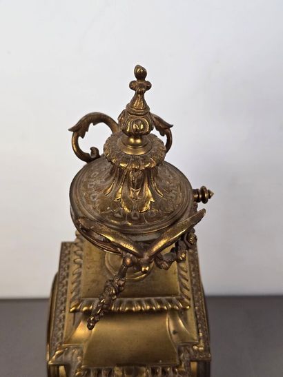 Garniture de cheminée en bronze doré et ciselé.
Comprend...
