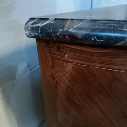 Commode sauteuse galbée toute face en placage...