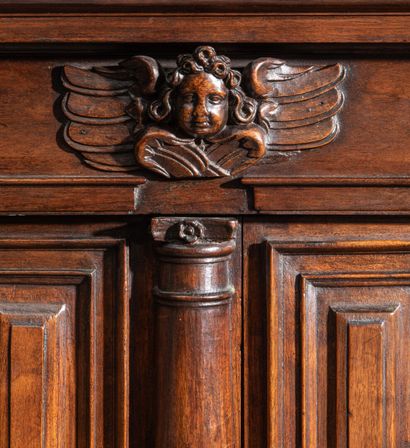 Joli meuble en cabinet à retrait en noyer...