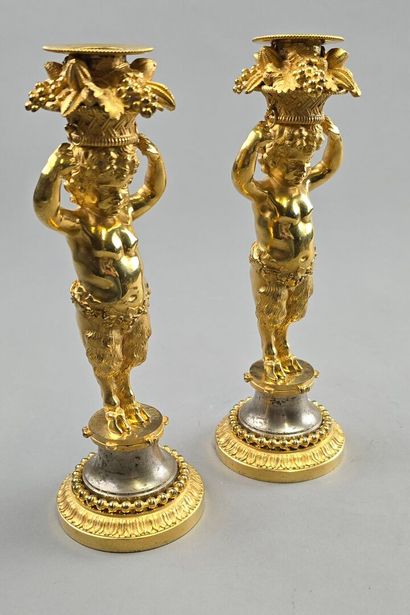 Paire de bougeoirs en bronze doré.
Décor...