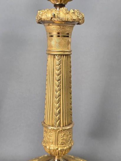Paire de bougeoirs en bronze doré et ciselé...