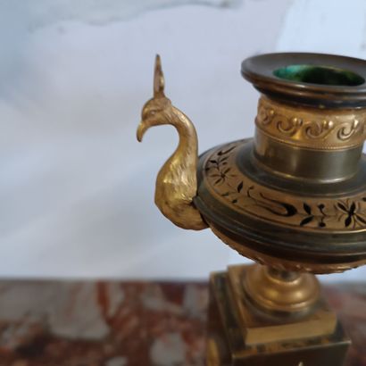 Paire de cassolettes formant brûle-parfum...
