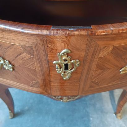 Commode sauteuse galbée toute face en placage...