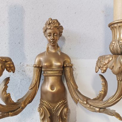 Paire d'appliques en bronze doré et ciselé...