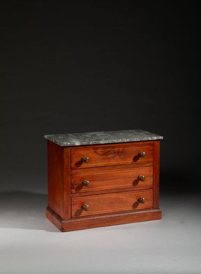Petite commode dite de maitrise en bois teinté.
Ouvre...