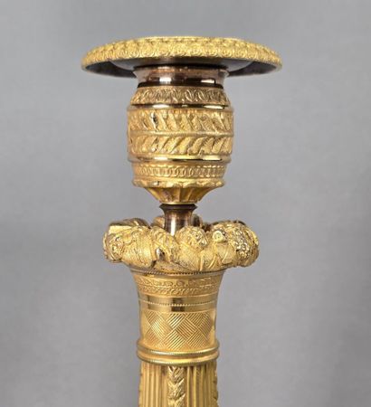 Paire de bougeoirs en bronze doré et ciselé...